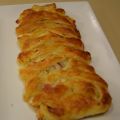 TRENZA DE HOJALDRE CON PUERROS JAMON Y QUESO[...]