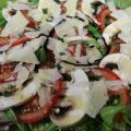 Ensalada de rúcula con tomate, champiñones[...]