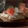 Clásicos bocadillos de salmón ahumado y eneldo