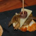 Tosta de escalibada, anchoas y queso semicurado[...]