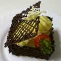 UNA CAJITA DE CHOCOLATE RELLENA DE HELADO
