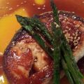 Tournedors de salmón sobre crema de calabaza y[...]