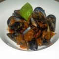 Mejillones picantes con tomate y albahaca