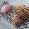 CREPES CON FRESAS, NATA Y SALSA DE CHOCOLATE