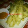 Calçots en tempura con salsa romesco