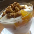 Copa de yogur con melocotón y crujiente de nuez