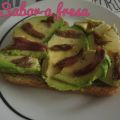 Tostada de aguacate y anchoas