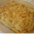 Empanada de jamón, queso y dátiles