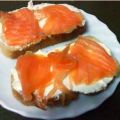 TOSTA DE SALMÓN Y QUESO