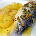 Lubina al horno con patatas y cebolla