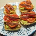 MONTADITO DE AGUACATES CON TOMATE Y ANCHOAS.