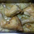 bandeja con muslos de pollo recién asados[...]
