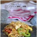 Fideos de arroz con curry y pollo