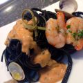 Pasta negra con brochetas de gambas
