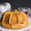 Bundt cake de fresas al cardamomo