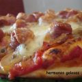PIZZA DE CHAMPIÑONES. LONGANIZAS Y MOZZARELLA