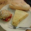 Rico desayuno, pincho de tortilla con bollito[...]