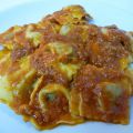Raviolis de carne con salsa de pimientos y[...]