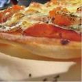 Pizza con jamón crudo y albahaca