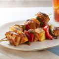 Brochetas de pollo con salsa para asar dulce