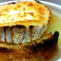 sopa de cebolla con rulo de cabra gratinado
