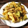 Tallarines con brócolis, pollo y salsa de soja