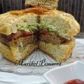 Hamburguesa gigante con verduras.