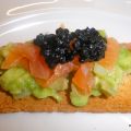 CANAPE DE AGUACATE CON SALMÓN