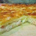 Empanada de salmón, puerro y crema de queso