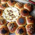 Panecillos de Yogurt y miel con Camembert.