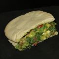 PITA DE POLLO Y AGUACATE