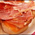 Tostas con salmorejo, solomillo y jamón