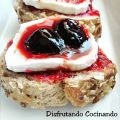 Tostadas de sésamo con cerezas confitadas y[...]