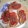 Torradas de escalibada con anchoas