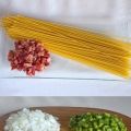 Espaguetis con salsa de nata, jamón y verduras