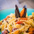 Pasta con mejillones, alcaparras y olivas