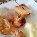 Pollo asado con manzana y ciruelas