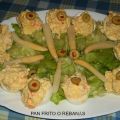 HUEVOS RELLENOS DE PALITOS DE CANGREJO Y GAMBAS