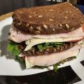 Sándwich de pavo con tomate y queso