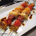 Brochetas de pollo, salchichas y hortalizas con[...]