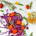 Ensalada de lombarda, fresas y rúcula con[...]