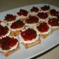 CANAPÉS DE QUESO CON PIMIENTOS CONFITADOS