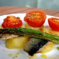 Sardinas a la plancha con patatas , tomates y[...]