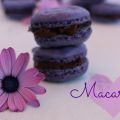 Macarons de violetas y chocolate negro.