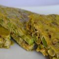 TORTILLA DE HABAS TIERNAS Y CEBOLLETAS