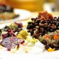Ensalada de quinoa y soja negra con membrillo