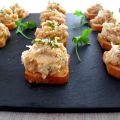 TARTAR DE SALMÓN, CEBOLLETA, HUEVO Y ALCAPARRAS