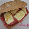Mini chapata de lacon y queso brie