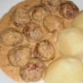 ALBONDIGAS EN SALSA DE NATA A LAS FINAS HIERBAS