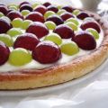 pastel de queso y uvas